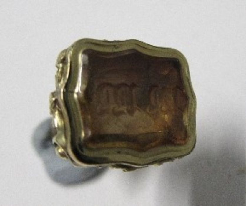 A 19th century small seal fob, the foil backed stone monogrammed - some marks, cracks to joints - Image 2 of 4