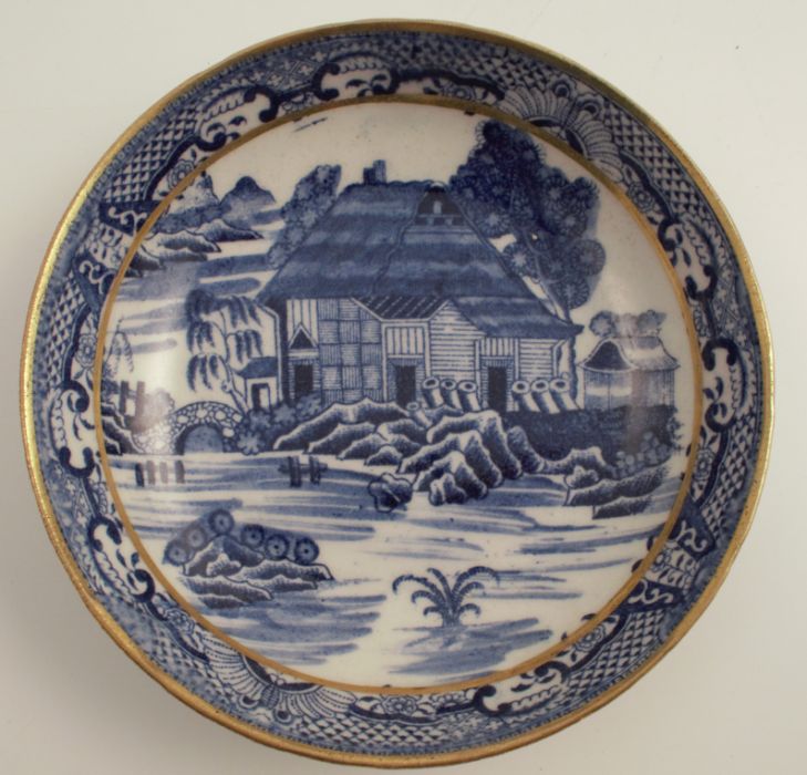 A 19th century Caughley dish, decorated in the Fisherman and Cormorant pattern, together with - Image 4 of 21