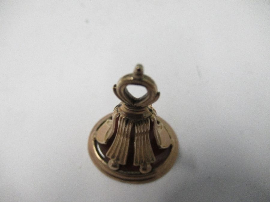 An early 19th century seal fob, set with a carnelian engraved with an armorial - Image 3 of 5