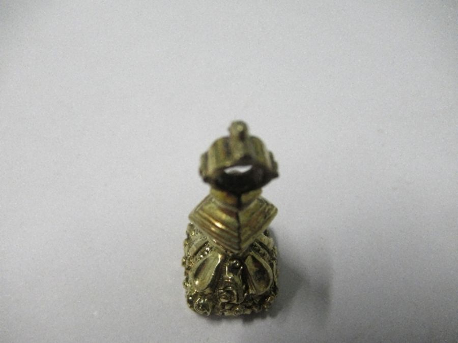 A 19th century small seal fob, the foil backed stone monogrammed - some marks, cracks to joints - Image 4 of 4