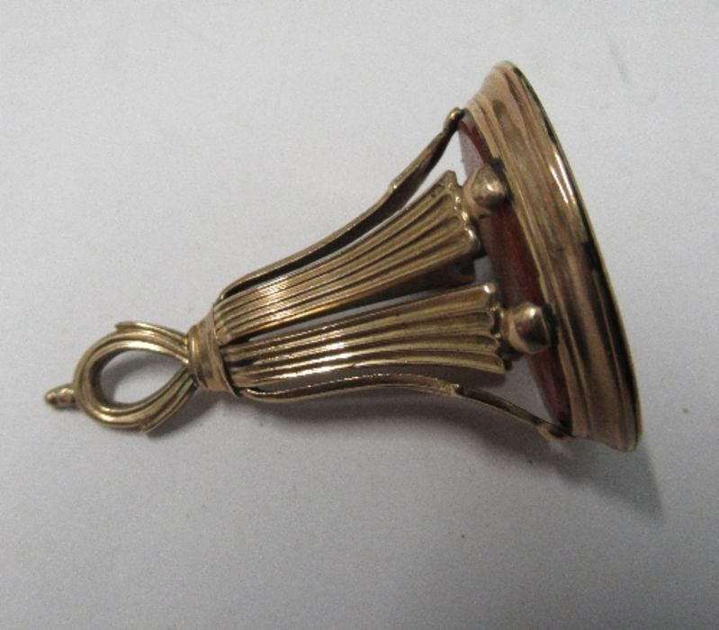 An early 19th century seal fob, set with a carnelian engraved with an armorial - Image 2 of 5