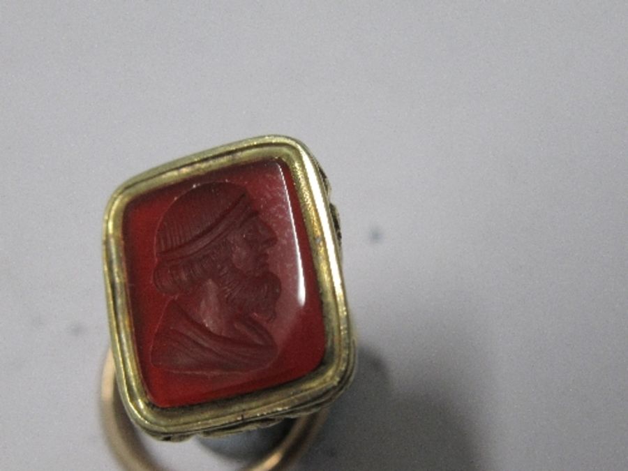 A 19th century seal fob, the carnelian engraved with a male profile - Good condition - Image 2 of 5