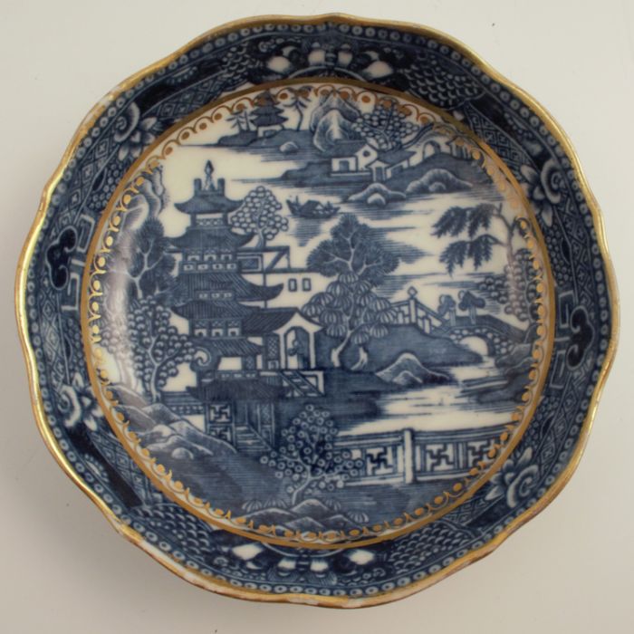 A 19th century Caughley dish, decorated in the Fisherman and Cormorant pattern, together with - Image 6 of 21