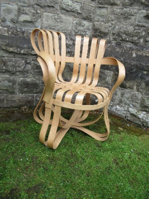 An armchair of cross check in bent and laminated wood after Frank Gehry - Image 2 of 4