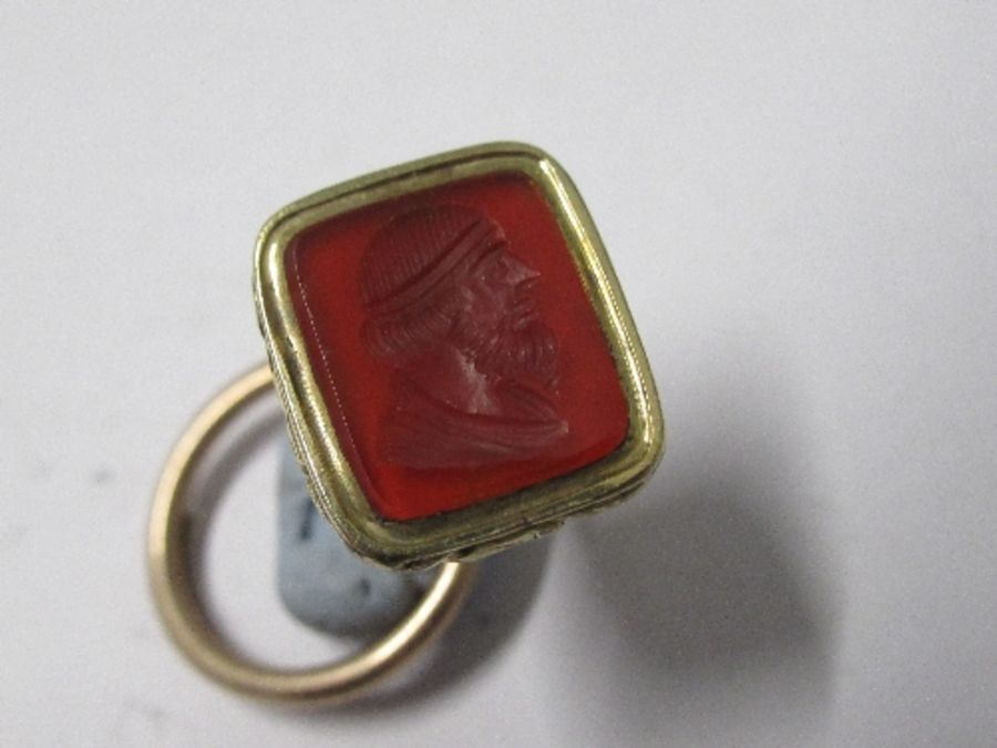 A 19th century seal fob, the carnelian engraved with a male profile - Good condition