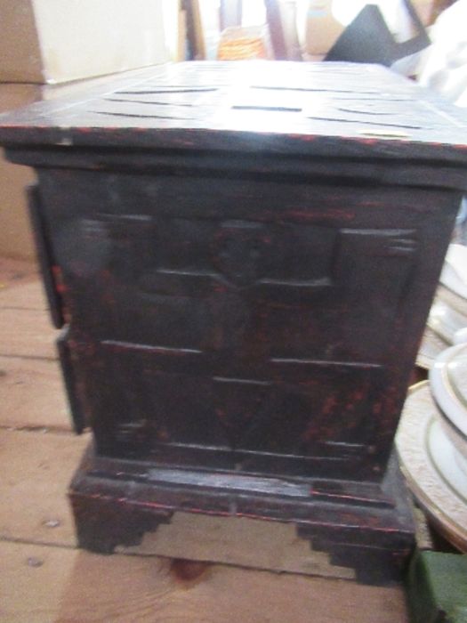 An Eastern low cabinet, with carved decoration, fitted with three drawers, 22ins x 12.5ins, height - Bild 4 aus 5