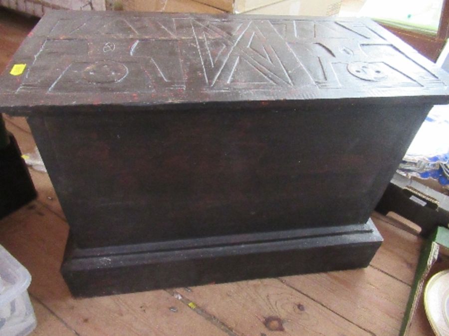 An Eastern low cabinet, with carved decoration, fitted with three drawers, 22ins x 12.5ins, height - Bild 3 aus 5