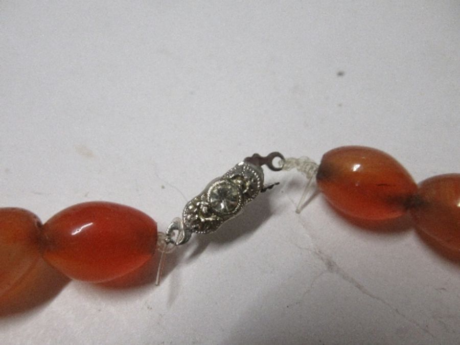 An amber coloured bead necklace - Image 3 of 3