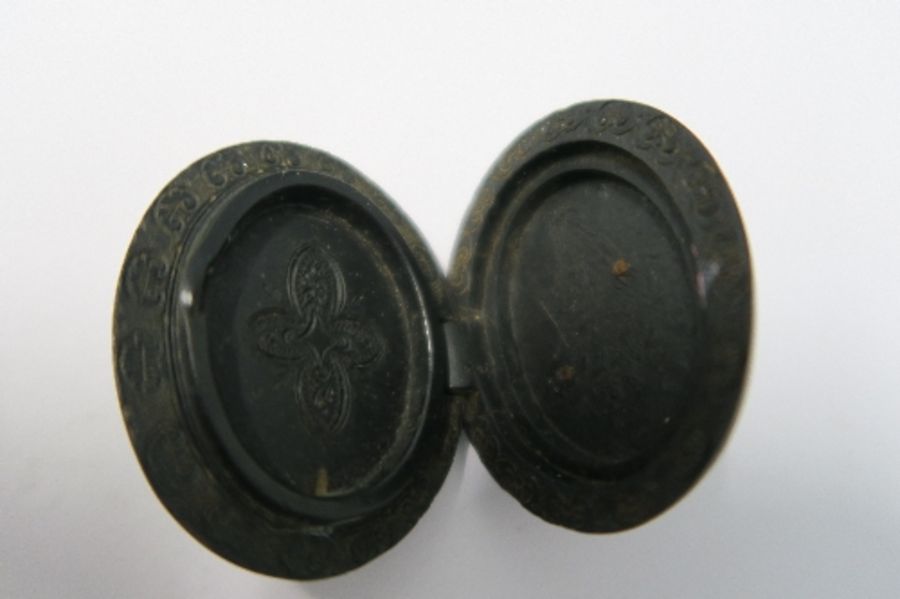 A cameo brooch, simulating jet, together with a locket - Image 3 of 3