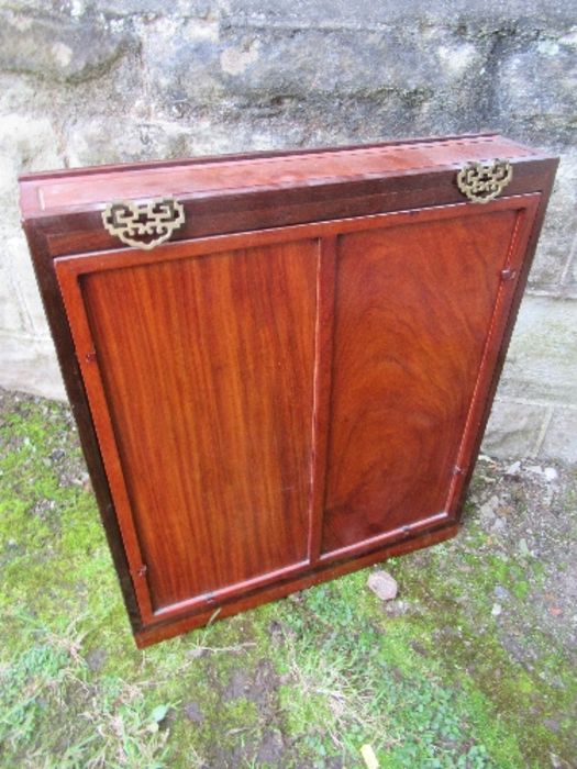 An Eastern hardwood  hanging display cabinet, height 23ins, width 19ins - Image 4 of 4