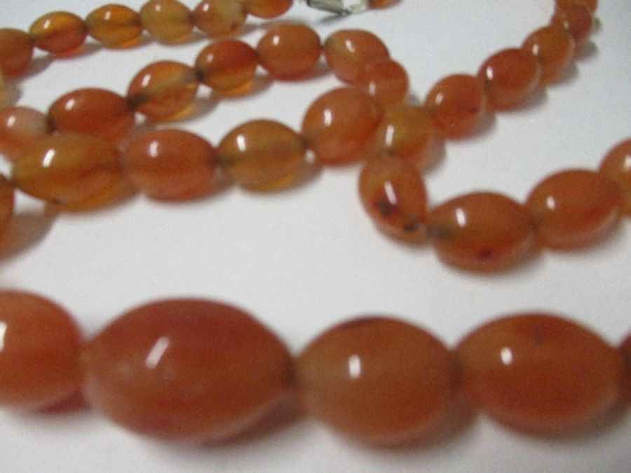 An amber coloured bead necklace - Image 2 of 3