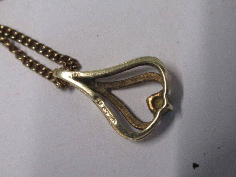 A 9 carat gold emerald pendant, on a chain, 4g gross - Image 3 of 3