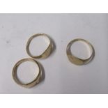 A 9 carat gold signet ring, together with two others, 5.7g gross