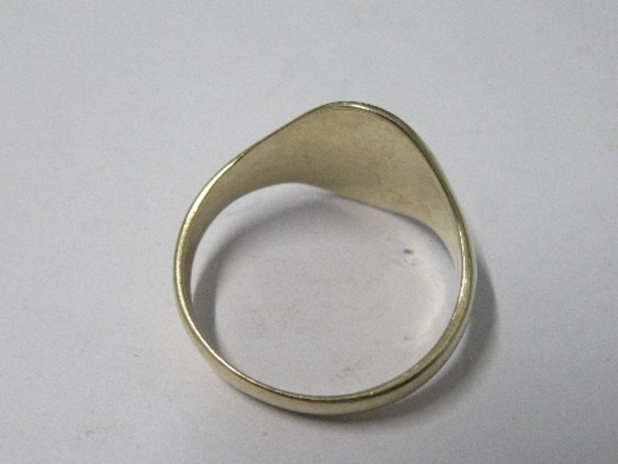 A 9 carat gold signet ring, with an oval head, finger size S, 4.5g gross - Image 4 of 4