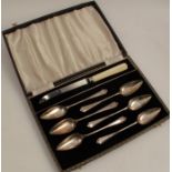 A cased set of six silver grapefruit spoons, Birmingham 1941, weight 2oz, together with a grapefruit
