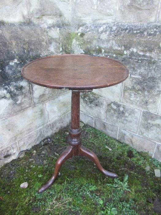 A Georgian dish top oak tripod table, diameter 19ins x height 26ins