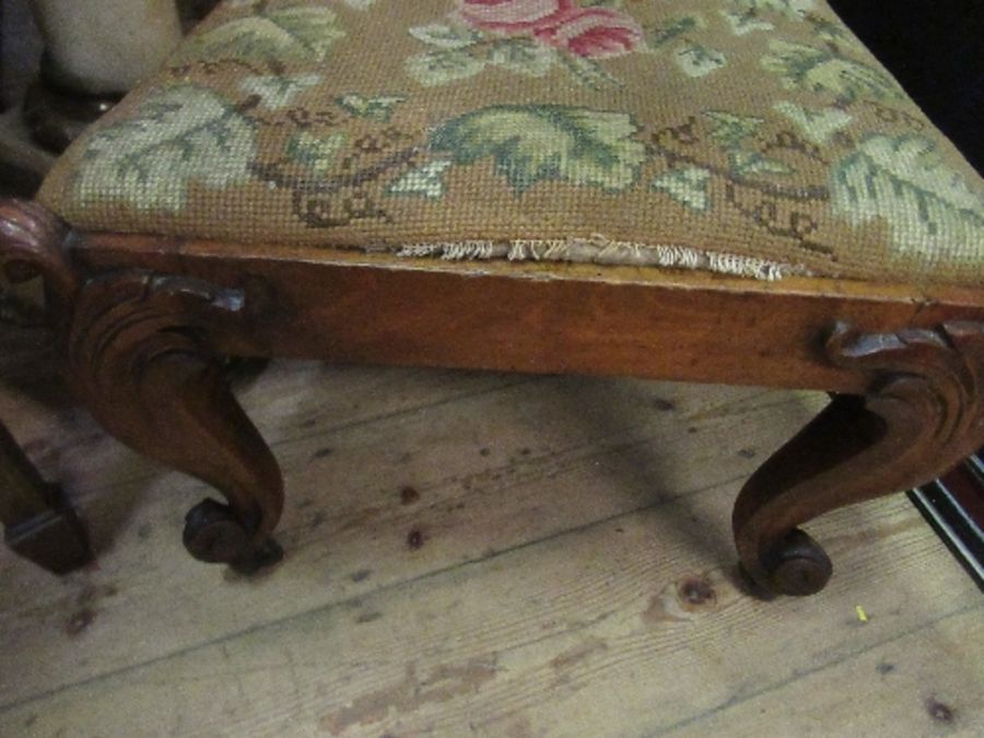A Victorian carved chair, with tapestry seat and back - Image 3 of 5