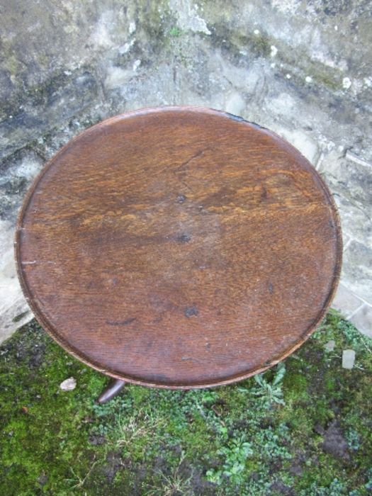 A Georgian dish top oak tripod table, diameter 19ins x height 26ins - Image 2 of 4