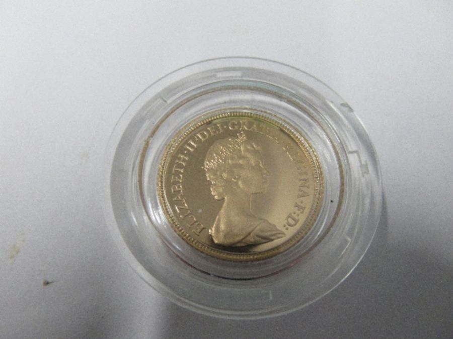 A cased Queen Elizabeth II 1980 gold proof set, comprising £5, £2, sovereign and half sovereign - Image 11 of 11