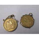 Two mounted sovereigns, 1909 and 1918, 19.3gms gross