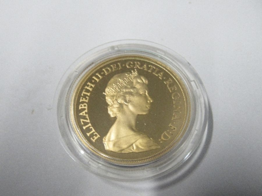 A cased Queen Elizabeth II 1980 gold proof set, comprising £5, £2, sovereign and half sovereign - Image 5 of 11