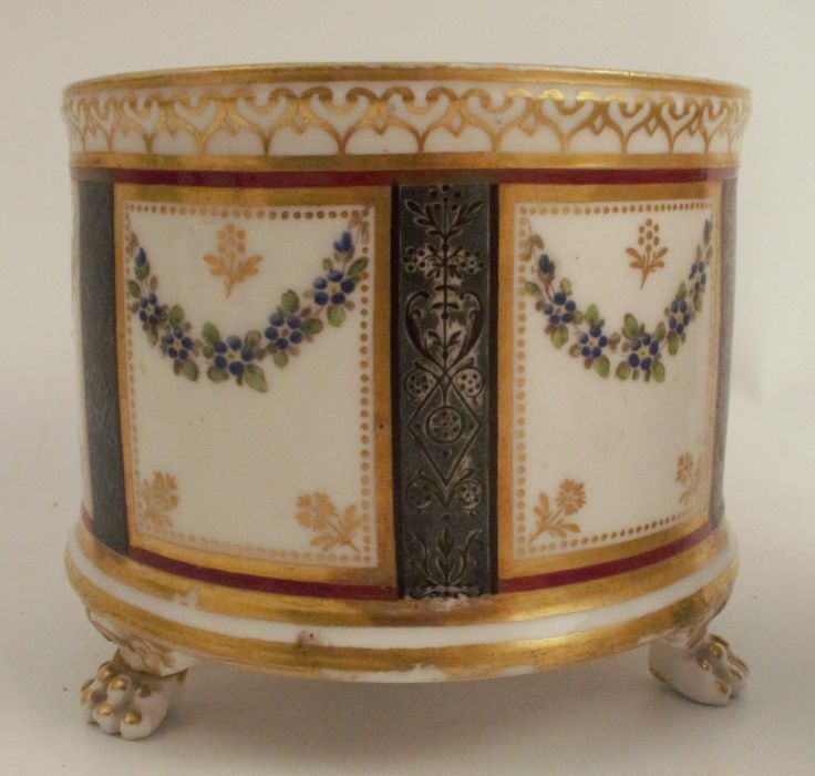 A circular 19th century cache pot, decorated with reserve panels of flowers to an en grisaille - Image 5 of 6