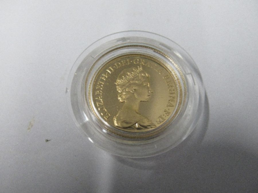 A cased Queen Elizabeth II 1980 gold proof set, comprising £5, £2, sovereign and half sovereign - Image 9 of 11