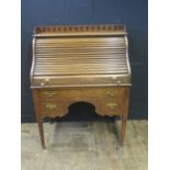 A Small Oak Roll Top Desk, 92(w)x55(d)x124(h)cm