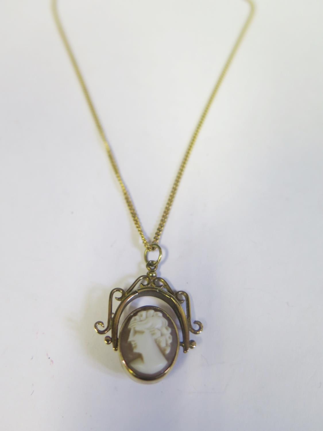 A 9ct Gold Twin Cameo Swivel Pendant on 50cm chain, 6.1g