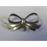 A 9ct White Gold Ribbon Brooch, 35mm, 4.2g, boxed