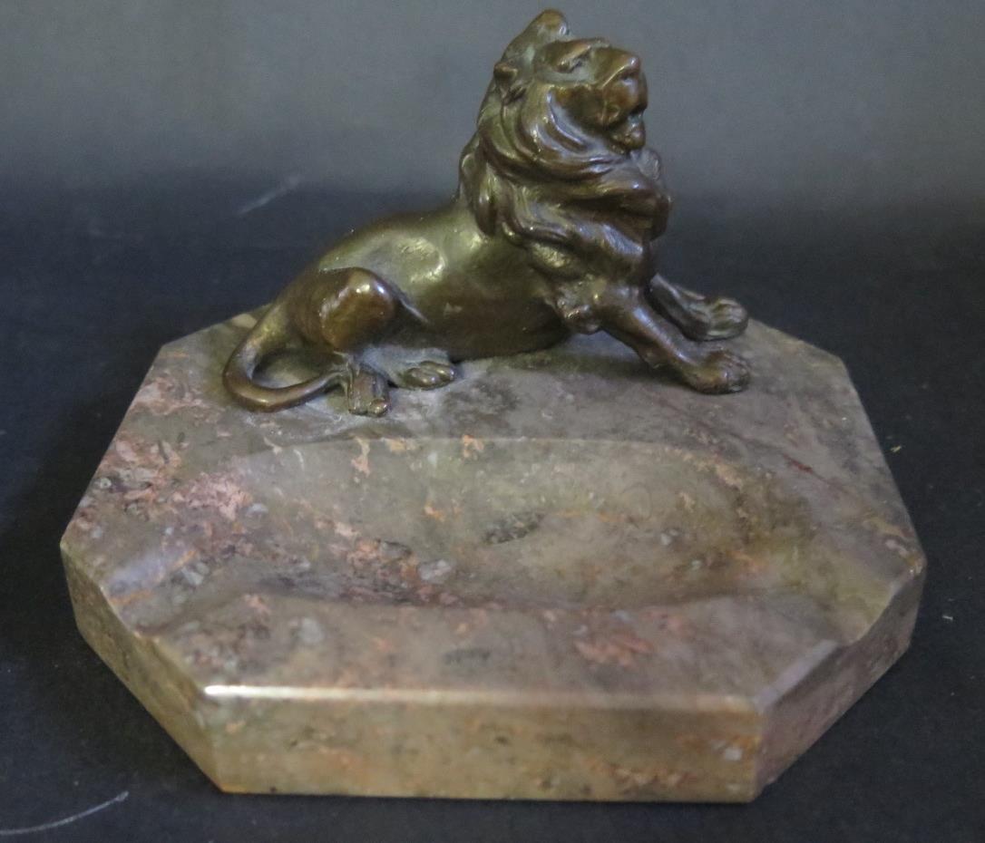 A Marble Ashtray with applied bronze lion, 11.5cm wide