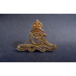 A 9ct Gold Royal Artillery Sweetheart Brooch, 35mm wide, 5.6g