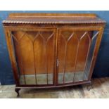 A Walnut Glazed China Cabinet, 120(w)x122(h)x31(d)cm