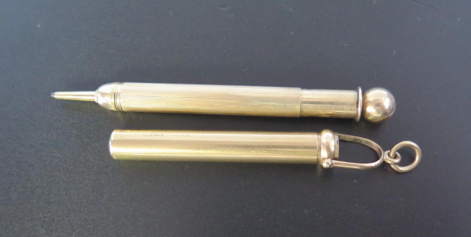 A 9ct Gold Telescopic Pencil in fob sleeve, Samson Mordan & Co., 1860/1920 (e), 28g - Image 2 of 2