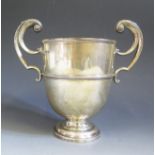 An Edward VII Silver Two Handled Presentation Cup, unengraved, 20cm to handles, Sheffield 1907,