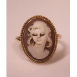 A 9ct Gold Shell Cameo Ring, size M.5, 2.9g