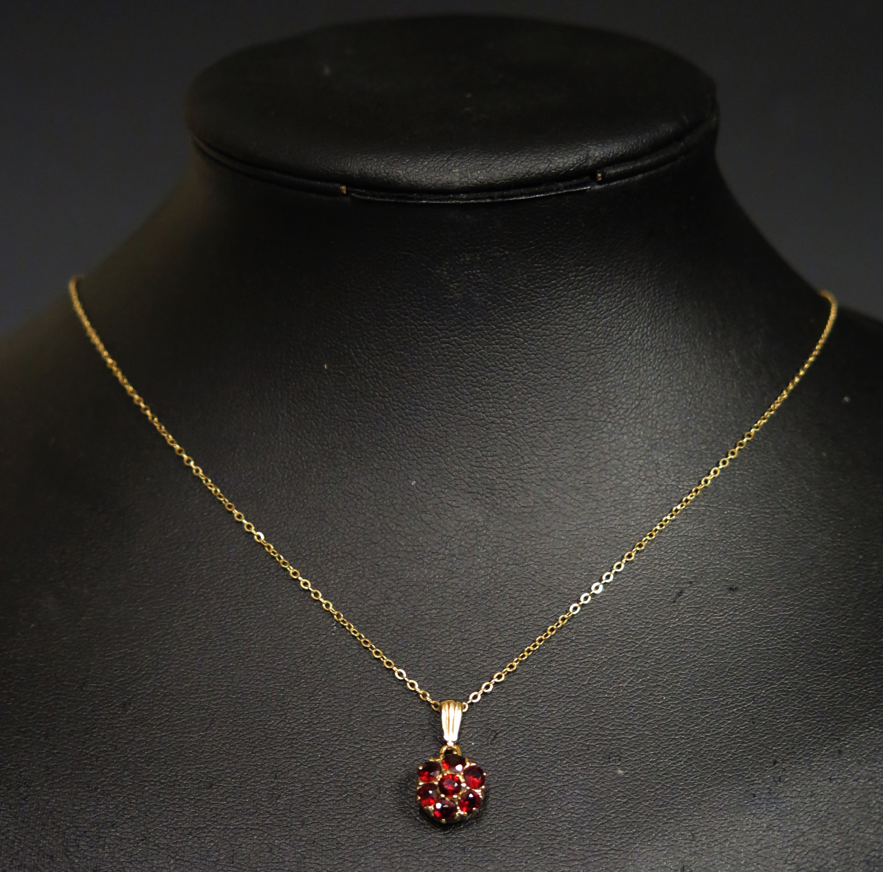 A 9ct yellow Gold and Seven Stone Garnet Cluster Pendant (20mm drop, 1.3g) and on a 9ct gold - Image 3 of 3