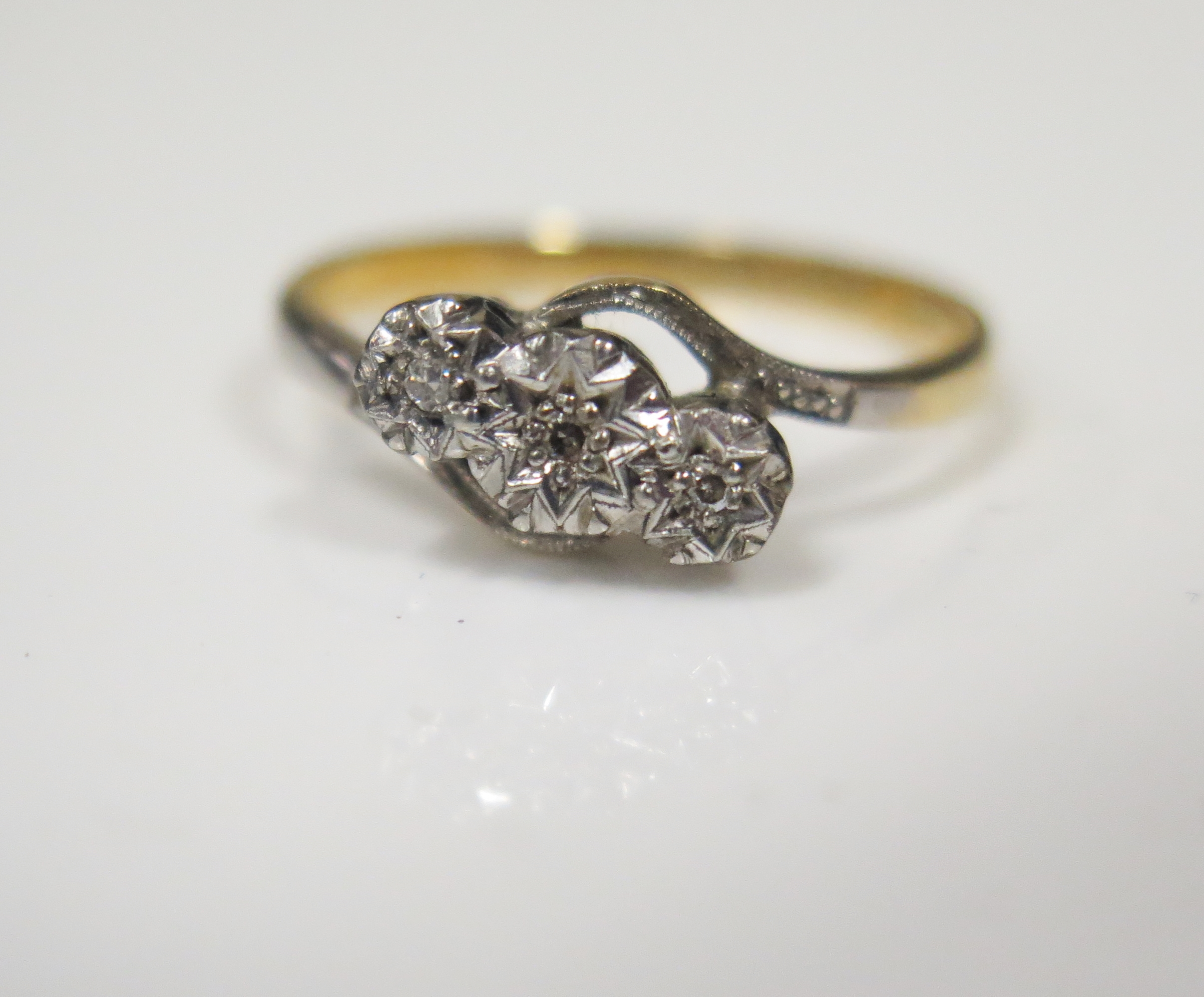 An 18ct Yellow Gold and Platinum Illusion Set Diamond Trilogy Crossover Ring, size J, 2g - Image 2 of 4