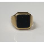 A Gent's 9ct Yellow Gold and Bloodstone Set Signet Ring, size S.5, 7.1g