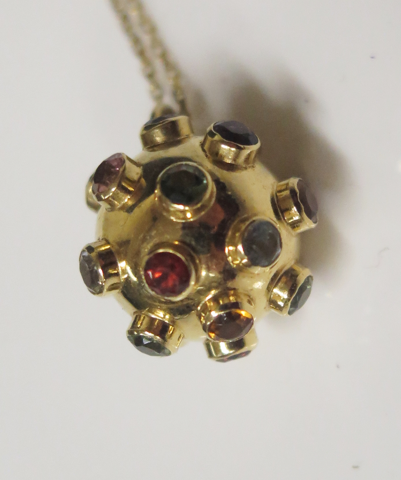 A 9ct yellow Gold and Seven Stone Garnet Cluster Pendant (20mm drop, 1.3g) and on a 9ct gold - Image 2 of 3