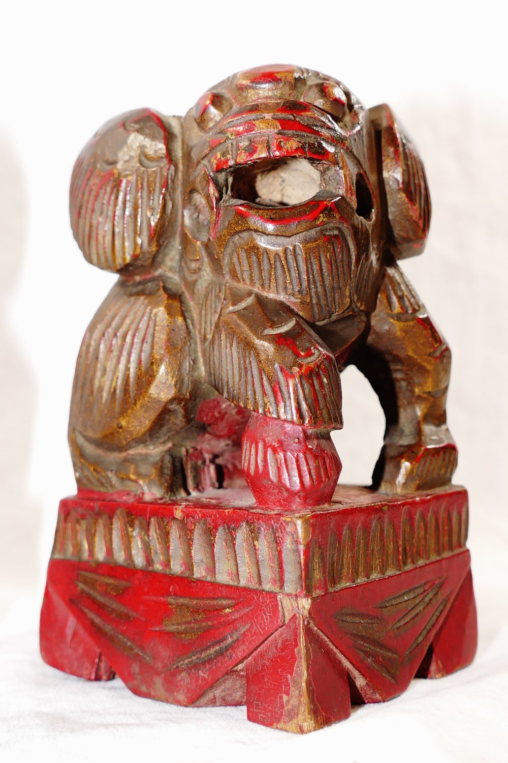 A small pair of Chinese carved wooden temple dogs of foo, painted in red and gilt, on square bases, - Image 4 of 6