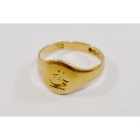 An 18 carat gold signet ring, London 1912, engraved with a crest, 4.