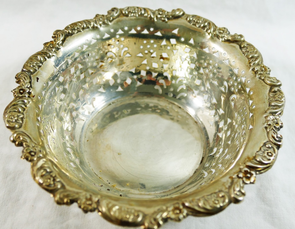 An Edwardian circular silver bowl with pierced decoration and ornate rim, Chester 1902 by George,