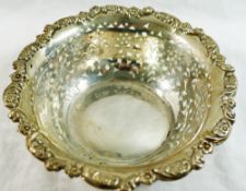 An Edwardian circular silver bowl with pierced decoration and ornate rim, Chester 1902 by George,