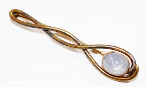 A pale star sapphire set gold brooch,