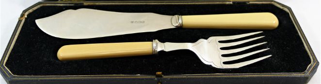 A pair of George V silver and ivorine handled fish servers, Sheffield 1931, knife 27.