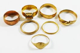 Four 9 carat gold rings and one other gold ring (marks worn), combined weight 11.