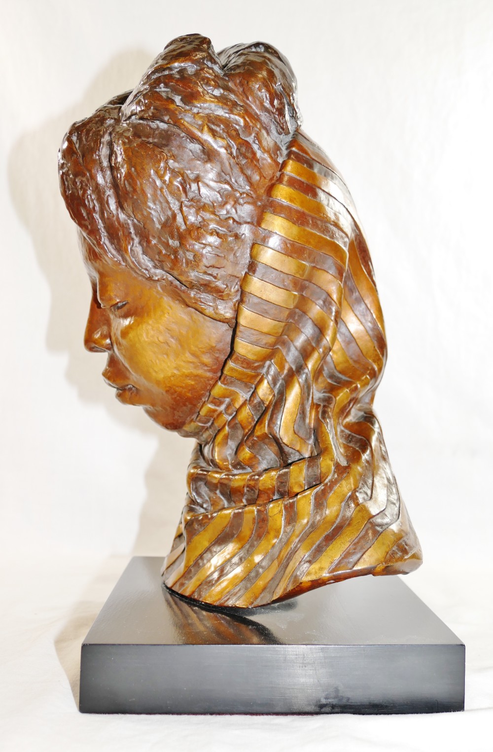A head study of an African lady wearing a scarf, bronze with gilt detail, on rectangular plinth, - Image 7 of 8