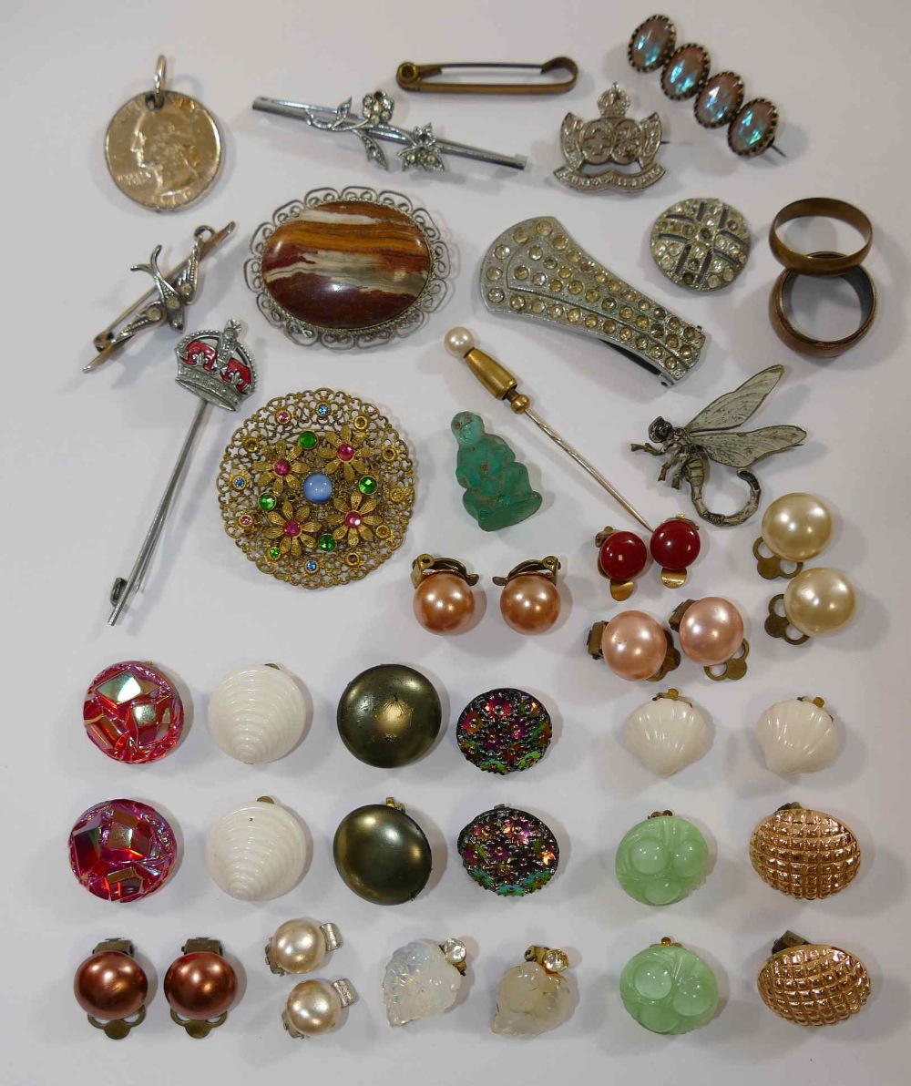 A quantity of Victorian and later jewellery and costume jewellery including a large carved shell - Image 6 of 10