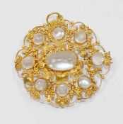 A 19th century gold filigree moonstone set oval pendant brooch, 3cm x 3.5cm, 6.